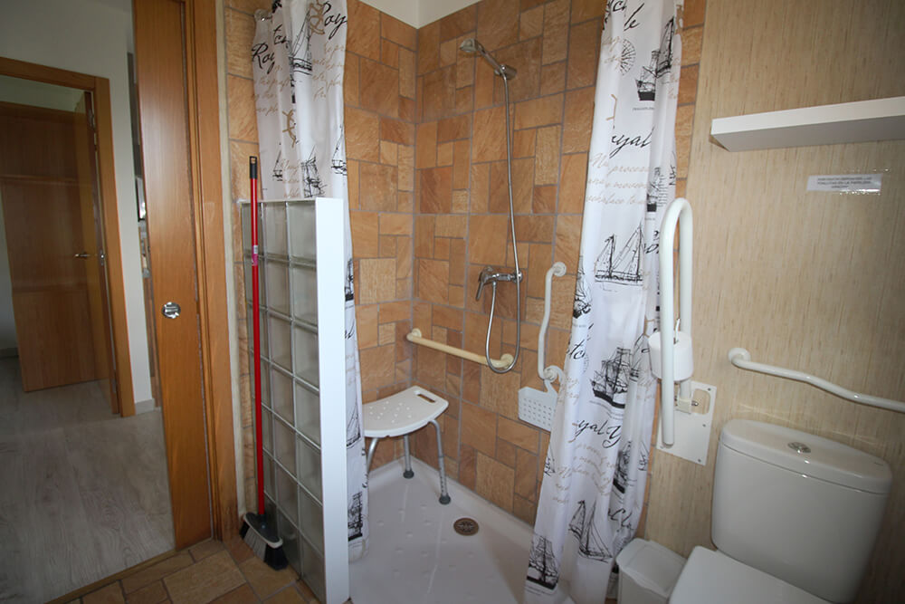 Interior acogedor de un bungalow de madera del complejo Elma