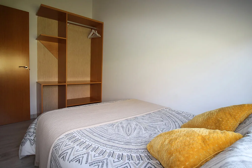Dormitorio de un bungalow con detalles en amarillo