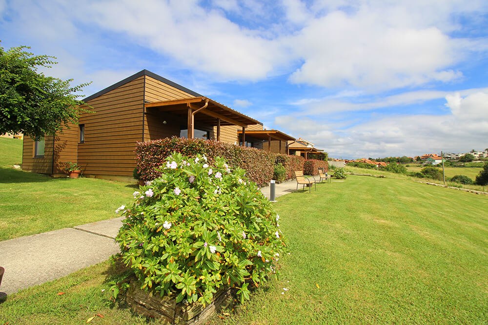 Glazed terrace of a bungalow overlooking the garden