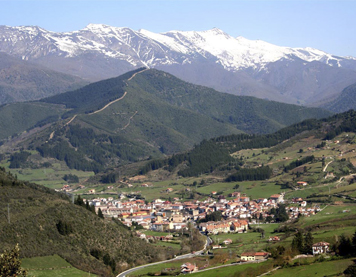 Villa de Potes junto a los Picos de Europa