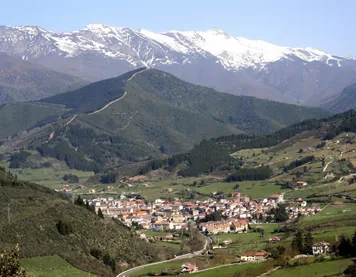 Villa de Potes junto a los Picos de Europa